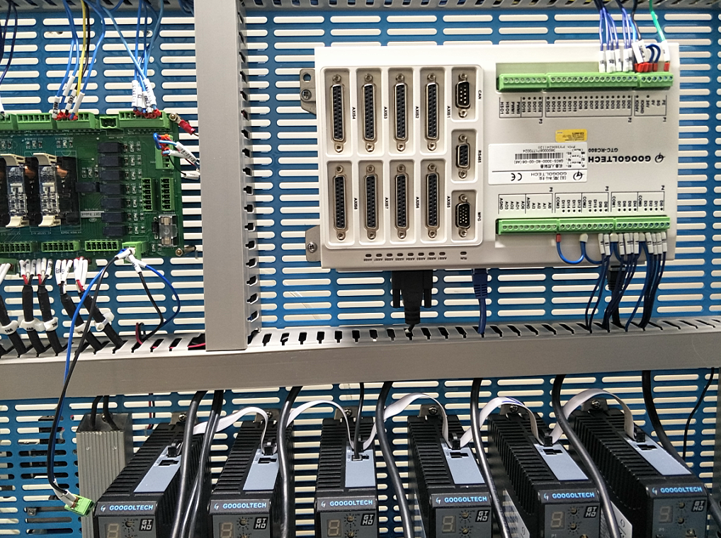 工業(yè)機器人控制器與驅(qū)動器軸信號線路的安裝