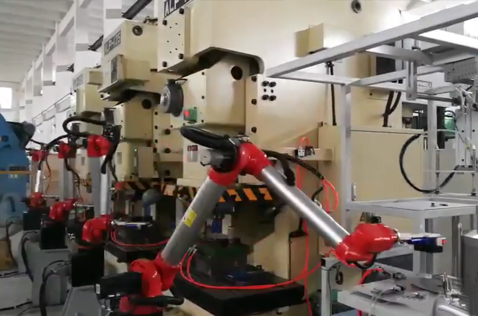 沖壓生產(chǎn)線工業(yè)機器人